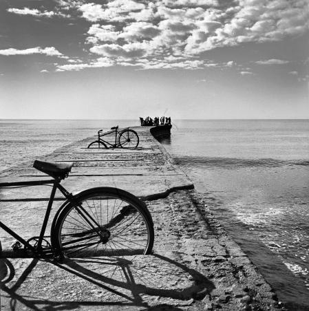 © Annemarie Heinrich, Bicicletas. Mar del Plata 1970